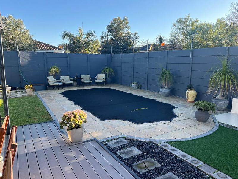 To Let 3 Bedroom Property for Rent in Uitzicht Western Cape